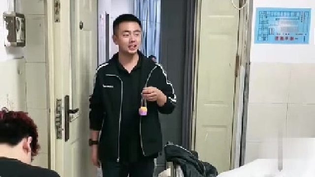 男子提“果篮”看望朋友，不是好兄弟都干不出来这事