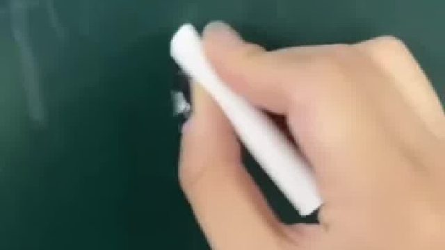 女生拍视频讲述被妈妈纠正左手写字的原因网友：这技能也太牛了!