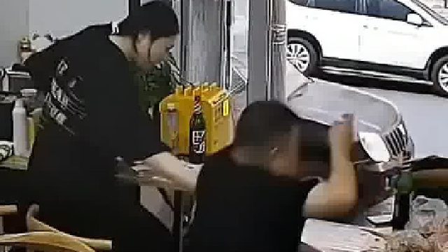 妻子让丈夫起来，结果把凳子给拽走了，丈夫不知道一个跟头仰了过去。网友：还好没磕到头