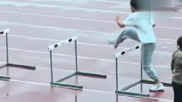 操场上同学训练跨栏，姿势和我的笑点一样奇奇怪怪，好灵活的胯骨轴子