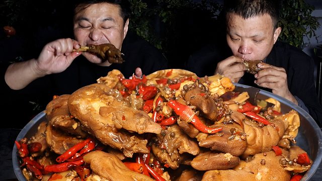 乐子兄弟来喝酒，做个硬菜“麻辣羊蹄”招待好兄弟，哥俩喝美了