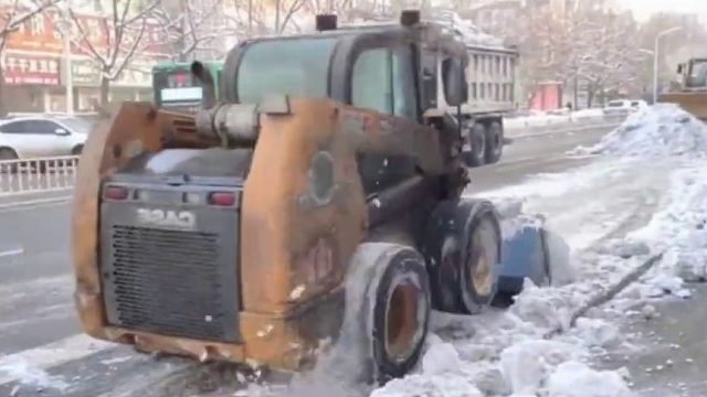 谁能想到这铲雪的车能让他这么玩