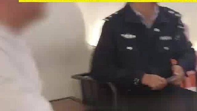 一顾客称16000元买的黄金没拆封，还没一个小时去换款式，店员说需要收35％的折旧费约5600元