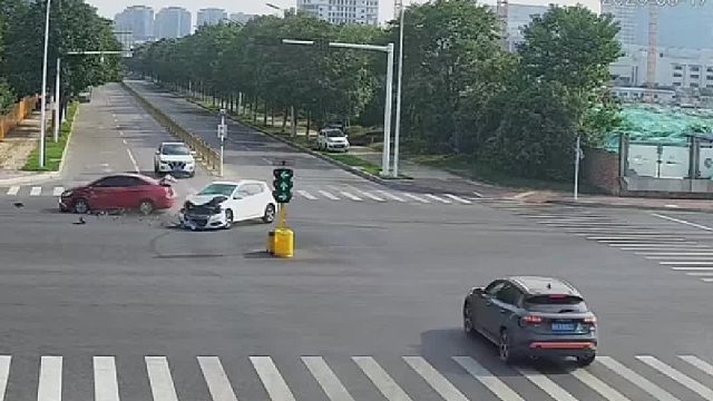 红色轿车闯临时信号灯酿事故负全责！