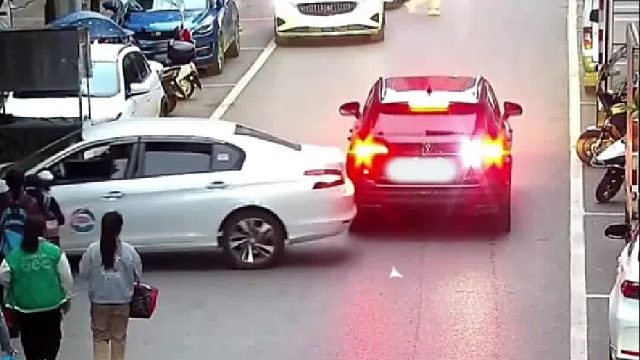 两个司机同时倒车发生事故负同责！