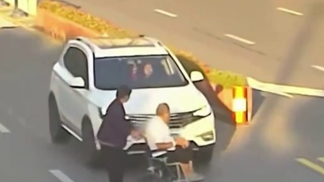 轿车未礼让行人撞翻过马路的轮椅老人！