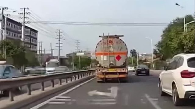 大车变道小车 跟着遭殃！