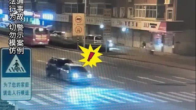 停在路口等灯忽然后方被撞，受到惊吓的小车赶紧往前开！