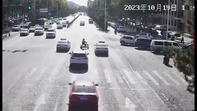 电动车无视信号灯闯红灯被撞！