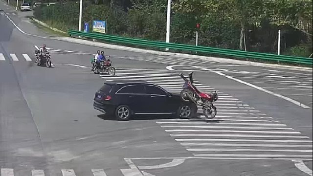 摩托车闯红灯被撞，所幸戴了头盔无大碍！