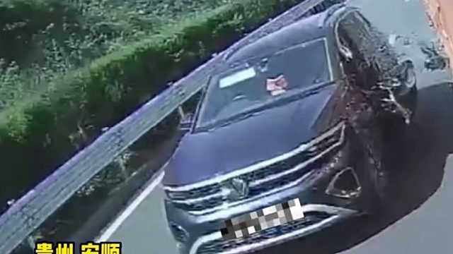 驾驶员就打了个“盹”撞上大货车，瞬间车门就没了！