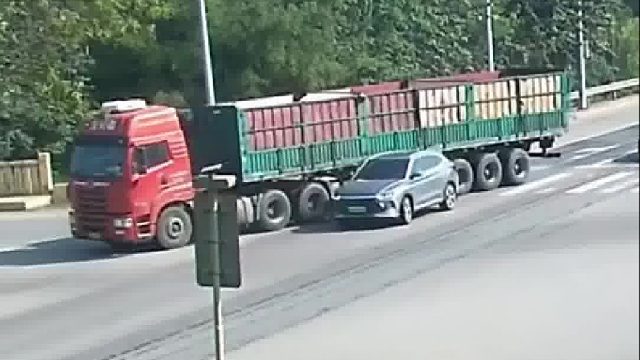 黄灯不是加速灯 ！小车见黄灯急刹车下一秒大货车车速快反应不急发生事故！