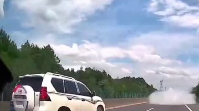 汽车路上行驶，突遇离奇烟雾，盲开数秒，网友：消失的前车。