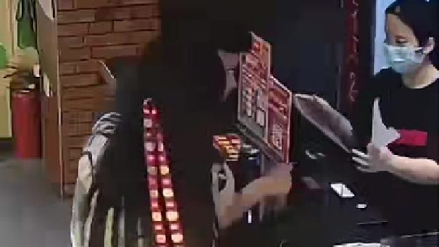 情侣吃饭结账时“顺手牵龟”，店主发现爱龟不见后心疼不已