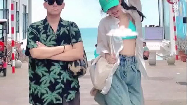 情侣旅行拍照打卡，男生好像一个活的水印。网友：公主和她的保镖