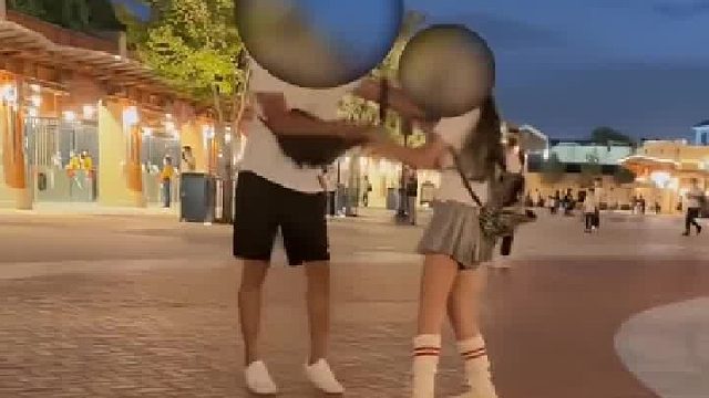 情侣在迪士尼闹矛盾，男生抛下女生独自离去......