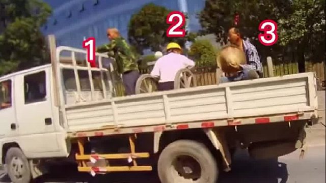 后车斗里坐3人，人货混装太危险！
