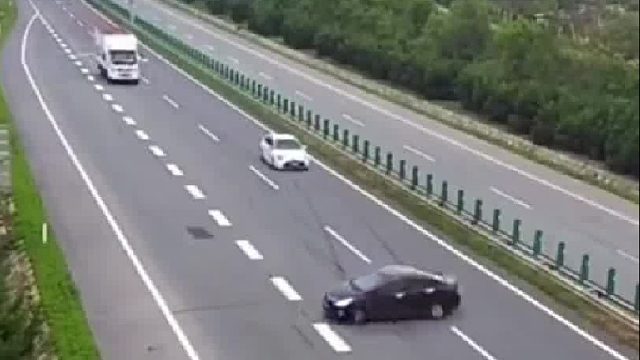 男子无证驾驶高速漂移，企图夺警车跑路