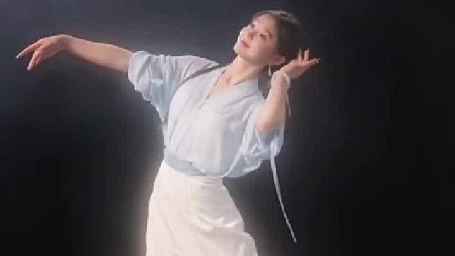 女生跳古风舞蹈，仙气飘飘，美的像一幅画。古人果然不会无聊！