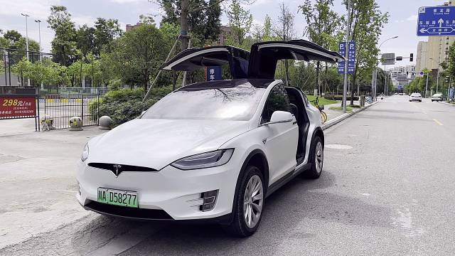 好大哥的特斯拉X100D鸥翼门，准18年只跑了六万公里，配置非常高，新车选配下来近百万