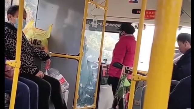 大妈带电动车上公交被拒绝后打电话摇人