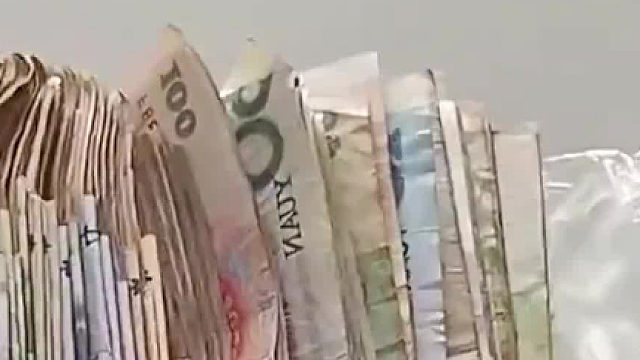 妈妈给女儿晒被子，在她房间找到一沓零花钱妈妈：这是女儿从初一到初三我给她的零花钱 她没有花 一直存在这里