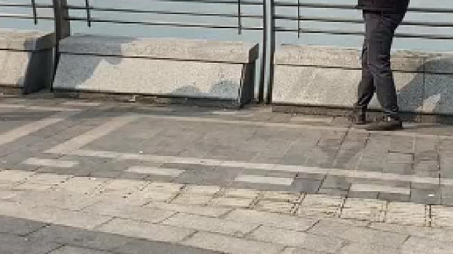 第一次见到有人钓螃蟹……