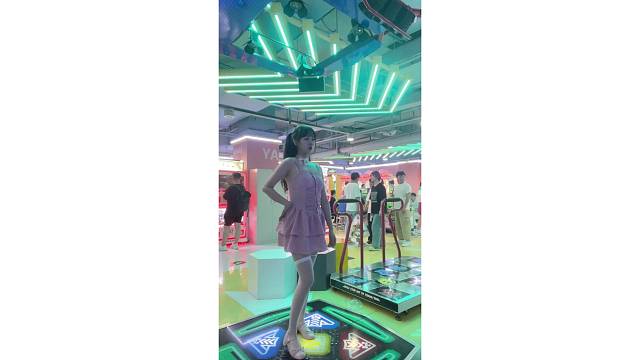 吊带裙跳舞机，wiggle wiggle