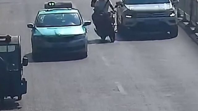 摩托车随意变道惹事故，受伤还要负主责！