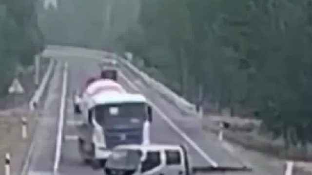 跑了就不用负责任？没碰到的小货车全责！