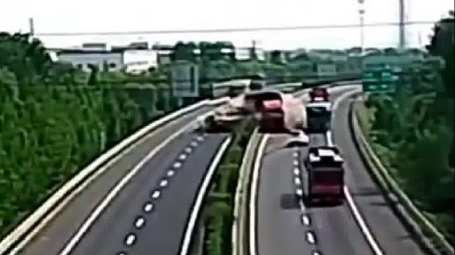 眼皮打架大货车秒变推土机，小车加速冲出危险！