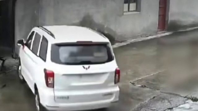 车子当天买回来是提前开回来的还没上牌，结果撞到家门口！