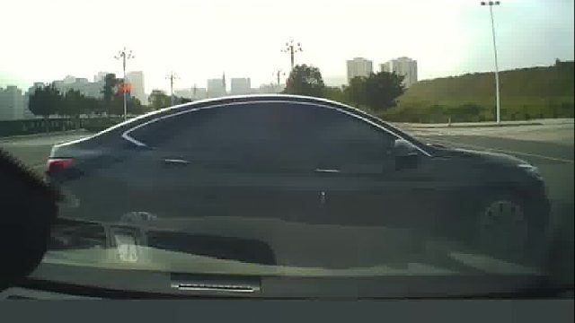 路口行车莫忘"让右原则“