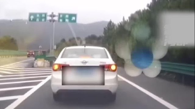 高速停车实线变道，一小车在高速匝道上停车致后方四车追尾！