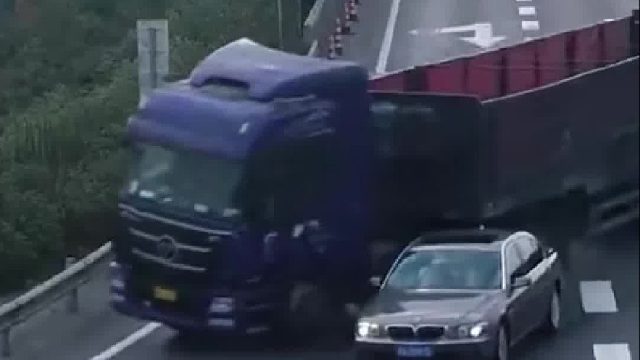 小车高速任性变道却认定自己正常行驶，随后光速打脸负全责！