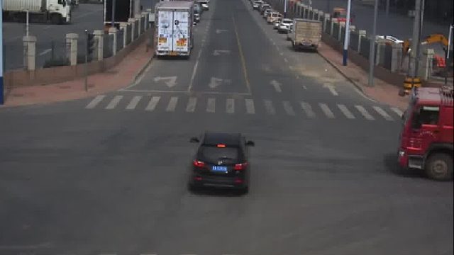 轿车着急闯红灯大车加速过马路刹不住！