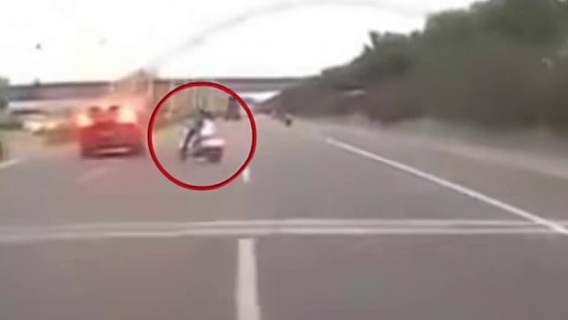 电动汽车横穿马路，黑色私家车失控漂移！