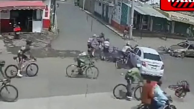 车辆驶进马路未观察，自行车队刹车不及撞向小车！