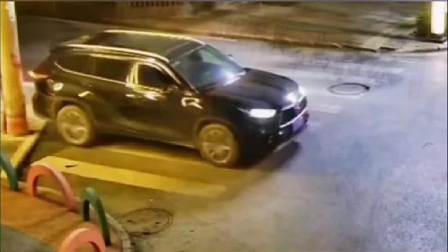 最犟男司机跟电线杆子干上了！