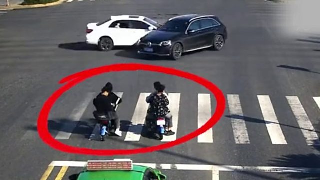 两电动车违规停在斑马线上等红灯，随后经历了惊魂一瞬间！