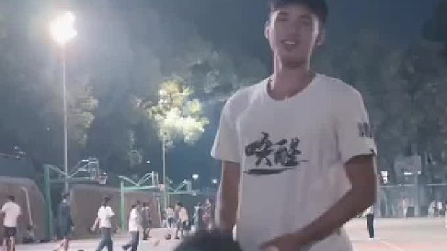 男生练投篮一直没进 突发奇想和喜欢的女生打赌 “这个球进了你当我女朋友”