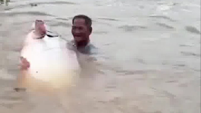 大爷在水里发现什么东西