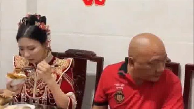 女生出嫁前吃分家饭，全家人吃着吃着就哭了。