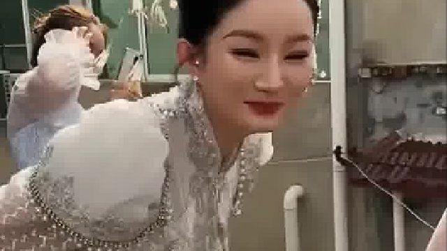 新郎还没来新娘伸头看，朋友记录下这幕新娘开心的比耶。这就是嫁给爱情的模样吧！