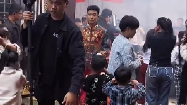 新郎送新娘上风车后转头返回，跪谢岳父岳母。这一跪是感恩也是承诺。