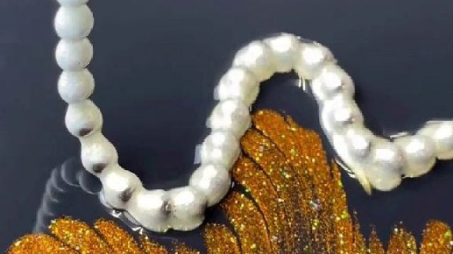 用珠链对流体颜料进行创作，这手也太稳了