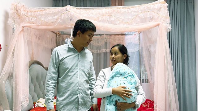 小伙去见未来儿媳，遇亲家母独自在家，场面有点尴尬