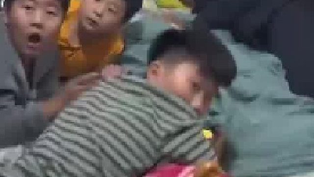 爷爷带六个重孙玩，家人去查看时爷爷已经累虚脱，爷爷：有你们真是我的福气