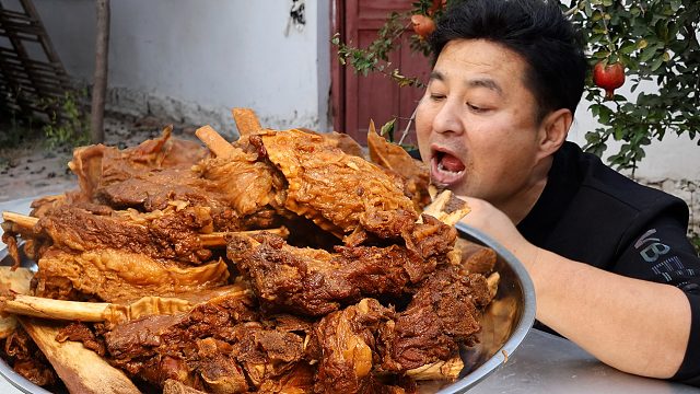 买了10多斤牛排骨，来做酱香牛排骨，肥厚多汁，酱香浓郁，真香