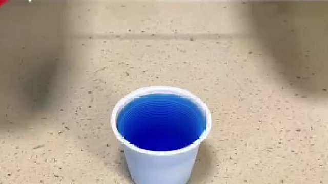 你们猜，要多少个杯子才能承受一个人的重量呢？